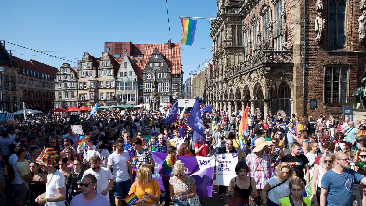 Das Bremer Rahthaus mit Regenbogenflagge beim CSD Bremen 2019