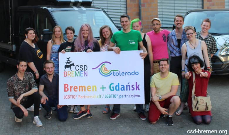 Gruppenfoto des Teams Danzig des CSD Bremen e. V. vor der Arbreise zum Marsz Równości Gdańsk (Danziger CSD)