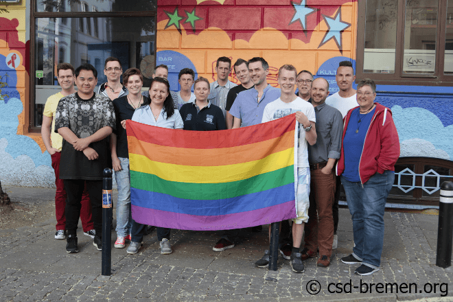 CSD Bremen Team mit Regenbogen-Flagge