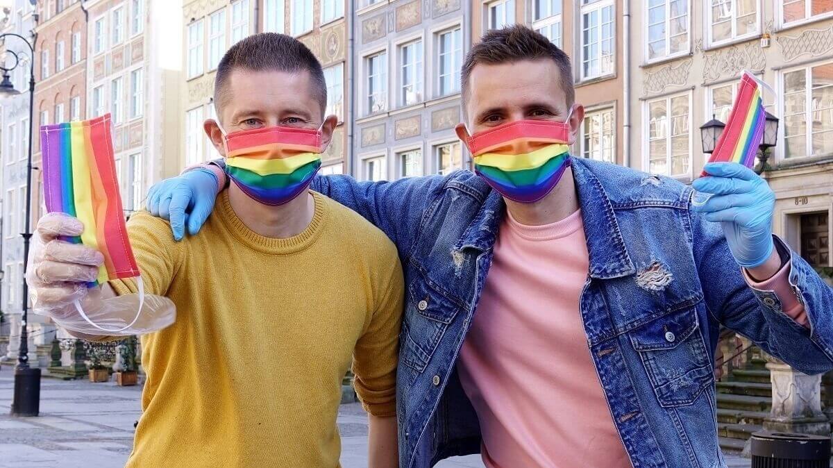Jakub i Dawid tragen Regenbogen-Masken in der Danziger Altstadt